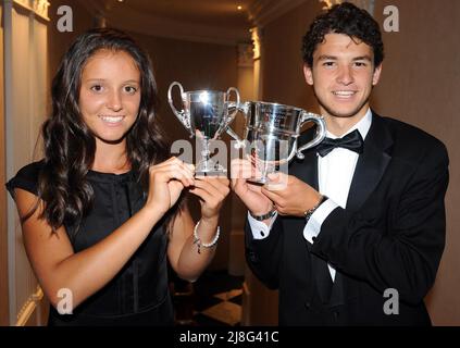 Datei-Foto vom 6-07-2008 von Laura Robson, 14, aus Großbritannien, die am Samstag den Titel der Girl's Singles Championship in Wimbledon mit dem Gewinner der Boy's Single, dem Bulgaren Grigor Dimitrov, gewonnen hat. Die ehemalige britische Nummer 1 Laura Robson kündigt den Rücktritt vom Tennis an. Ausgabedatum: Montag, 16. Mai 2022. Stockfoto