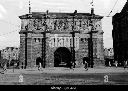 Das hohe Tor in Danzig, um 1964. Gdansk High Gate, Kreisverkehr 1964. Stockfoto