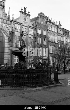 Der Neptunbrunnen in Danzig, um 1964. Neptunbrunnen in Danzig, Kreisverkehr 1964. Stockfoto