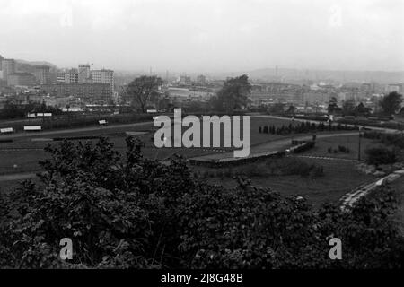 Blick auf den Gdingener Hafen vom Maria und Lech Kaczynski-Park, Woiwodschaft Pommern, 1967. Blick auf den Hafen von Gdynia von Maria und dem Lech Kaczynski Park, Pommersche Woiwodschaft, 1967. Stockfoto