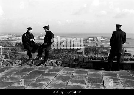 Blick auf den Gdingener Hafen vom Maria und Lech Kaczynski-Park, Woiwodschaft Pommern, 1967. Blick auf den Hafen von Gdynia von Maria und dem Lech Kaczynski Park, Pommersche Woiwodschaft, 1967. Stockfoto