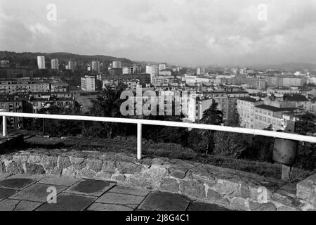 Blick auf den Gdingener Hafen vom Maria und Lech Kaczynski-Park, Woiwodschaft Pommern, 1967. Blick auf den Hafen von Gdynia von Maria und dem Lech Kaczynski Park, Pommersche Woiwodschaft, 1967. Stockfoto