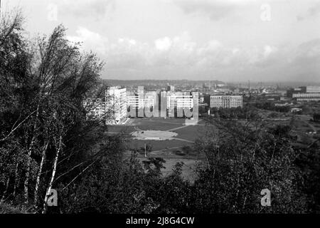 Blick auf den Gdingener Hafen vom Maria und Lech Kaczynski-Park, Woiwodschaft Pommern, 1967. Blick auf den Hafen von Gdynia von Maria und dem Lech Kaczynski Park, Pommersche Woiwodschaft, 1967. Stockfoto
