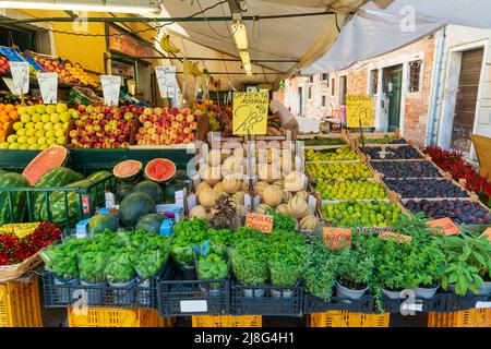 Auswahl an grünen Lebensmitteln und Gemüse auf dem Markt in Venedig, Italien. Stockfoto