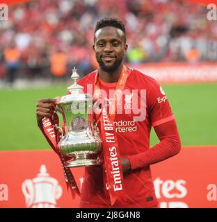14. Mai 2022 - Chelsea gegen Liverpool - Emirates FA Cup Finale - Wembley Stadium Divock Origi feiert mit dem FA Cup im Wembley Stadium Bildnachweis : © Mark Pain / Alamy Live News Stockfoto