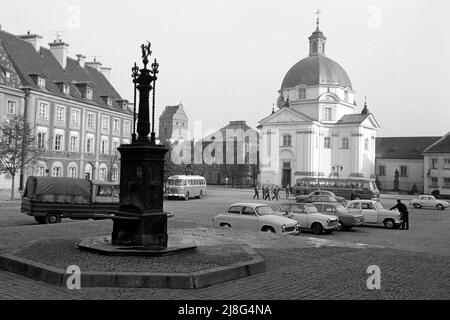 Der Einhornbrunnen und die Kasimirkirche auf dem Neuen Stadtplatz in Warschau, Woiwodschaft Masowien, 1967. Einhorn-Brunnen und St. Kasimir-Kirche auf dem Neustädter Ring in Warschau, Vovoidschiff Masowia, 1967. Stockfoto