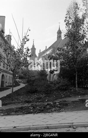 Rückansicht des Klosters St Jacek in Warschau, Woiwodschaft Masowien, 1967. Rückansicht der Hl. Jacek Konevenz in Warschau, Vovoidschiff Masowia, 1967. Stockfoto