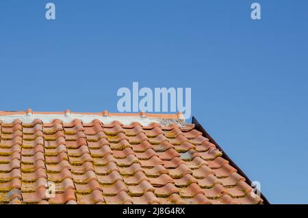 Haus: Schräge Dächer mit Ziegelsteinen, freiliegende obere Kante und Kacheln. Die Fliesen sind aus Ton, Randplatte. Stockfoto