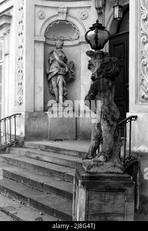 Der Myslewicki-Palast im Lazienki-Park in Warschau, Woiwodschaft Masowien, 1967. Myslewicki-Palast im Lazienki-Park in Warschau, Vovoidschiff Masowia, 1967. Stockfoto