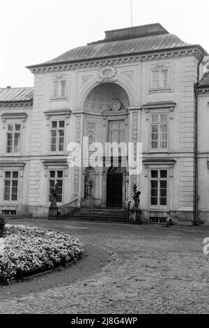 Der Myslewicki-Palast im Lazienki-Park in Warschau, Woiwodschaft Masowien, 1967. Myslewicki-Palast im Lazienki-Park in Warschau, Vovoidschiff Masowia, 1967. Stockfoto