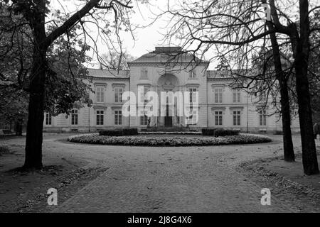 Der Myslewicki-Palast im Lazienki-Park in Warschau, Woiwodschaft Masowien, 1967. Myslewicki-Palast im Lazienki-Park in Warschau, Vovoidschiff Masowia, 1967. Stockfoto
