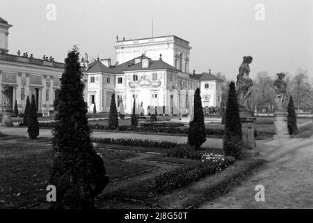 Status der römischen Gottheiten Flora und Merkurius im Park des Wilanow-Palastes in Warschau, Woiwodschaft Masowien, 1967. Statuen der römischen Götter Flora und Mercurius im Park um den Wilanow-Palast in Warschau, Vovoidschiff Masowia, 1967. Stockfoto