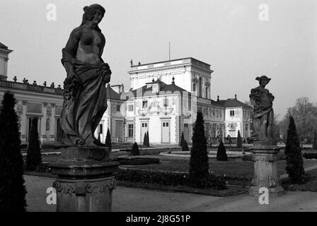 Status der römischen Gottheiten Flora und Merkurius im Park des Wilanow-Palastes in Warschau, Woiwodschaft Masowien, 1967. Statuen der römischen Götter Flora und Mercurius im Park um den Wilanow-Palast in Warschau, Vovoidschiff Masowia, 1967. Stockfoto