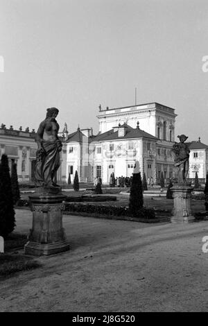 Status der römischen Gottheiten Flora und Merkurius im Park des Wilanow-Palastes in Warschau, Woiwodschaft Masowien, 1967. Statuen der römischen Götter Flora und Mercurius im Park um den Wilanow-Palast in Warschau, Vovoidschiff Masowia, 1967. Stockfoto