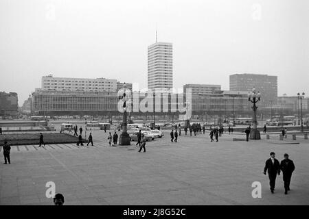 Blick vom Kultur- und Wissenschaftspalast auf Warschau, Woiwodschaft Masowien, 1967. Blick auf Warschau vom Palast der Kultur und Wissenschaft, Vovoidschiff Masowia, 1967. Stockfoto