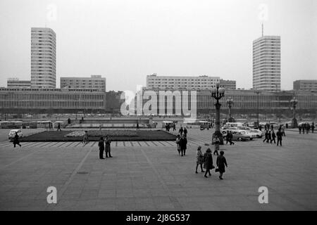 Blick vom Kultur- und Wissenschaftspalast auf Warschau, Woiwodschaft Masowien, 1967. Blick auf Warschau vom Palast der Kultur und Wissenschaft, Vovoidschiff Masowia, 1967. Stockfoto