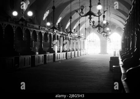 In den Krakauer Tuchhallen auf dem Hauptmarkt, Woiwodschaft Kleinpolen, 1967. Im Inneren der Tuchhalle von Kraków auf Rynek Glowny, Lesser Polonia Vovoideship, 1967. Stockfoto