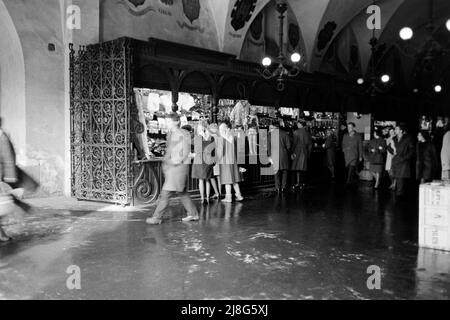 Betrieb in den Krakauer Tuchhallen auf dem Hauptmarkt, Woiwodschaft Kleinpolen, 1967. Geschäft in der Tuchhalle Kraków auf Rynek Glowny, Lesser Polonia Vovoideship, 1967. Stockfoto