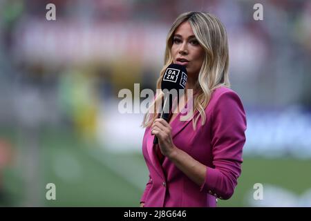 Mailand, Italien. 15.. Mai 2022. Diletta Leotta, Junalistin von DAZN Italia, während des Serie-A-Spiels zwischen AC Mailand und Atalanta BC im Stadio Giuseppe Meazza am 15 2022. Mai in Mailand, Italien. Quelle: Marco Canoniero/Alamy Live News Stockfoto