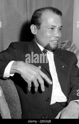 Der Künstler Federico Aguilar Alcuaz zu Besuch in Crossen an der oder, Woiwodschaft Lebus, 1967. Künstler Federico Aguilar Alcuaz Besuch in Krosno Odrzańskie, Woiwodschaft Lebus, 1967. Stockfoto