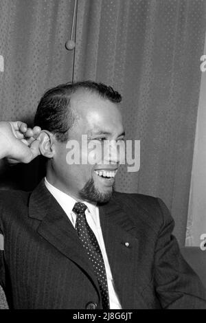 Der Künstler Federico Aguilar Alcuaz zu Besuch in Crossen an der oder, Woiwodschaft Lebus, 1967. Künstler Federico Aguilar Alcuaz Besuch in Krosno Odrzańskie, Woiwodschaft Lebus, 1967. Stockfoto