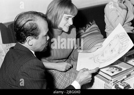 Der Künstler Federico Aguilar Alcuaz zu Besuch in Crossen an der oder, Woiwodschaft Lebus, 1967. Künstler Federico Aguilar Alcuaz Besuch in Krosno Odrzańskie, Woiwodschaft Lebus, 1967. Stockfoto