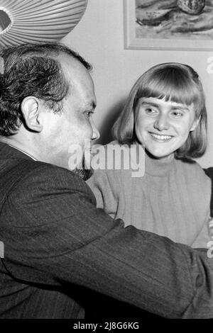 Der Künstler Federico Aguilar Alcuaz zu Besuch in Crossen an der oder, Woiwodschaft Lebus, 1967. Künstler Federico Aguilar Alcuaz Besuch in Krosno Odrzańskie, Woiwodschaft Lebus, 1967. Stockfoto