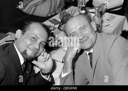 Der Künstler Federico Aguilar Alcuaz zu Besuch in Crossen an der oder, im Bild mit dem Fotografen Erich Andres, Woiwodschaft Lebus, 1967. Künstler Federico Aguilar Alcuaz zu Besuch in Krosno Odrzańskie, Doppelportrait mit dem Fotografen Erich Andres, Woiwodschaft Lebus, 1967. Stockfoto