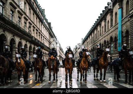 DAS GEWALTMONOPOL (2020) -ORIGINALTITEL: UN PAYS QUI SE TIENT SAGE-, REGIE: DAVID DUFRESNE. Kredit: LE BUREAU / Album Stockfoto