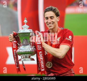 14. Mai 2022 - Chelsea gegen Liverpool - Emirates FA Cup Finale - Wembley Stadium Kostas Tsimikas feiert mit dem FA Cup im Wembley Stadium Bildnachweis : © Mark Pain / Alamy Live News Stockfoto