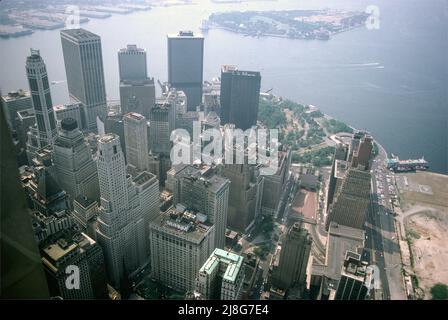 Blick auf Lower Manhattan vom World Trade Center im Jahr 1980 Stockfoto