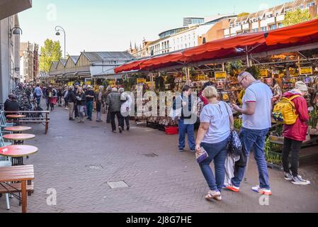 Amsterdam, Niederlande, Mai 2022. Der schwimmende Blumenmarkt und die Touristen in Amsterdam. Hochwertige Fotos Stockfoto