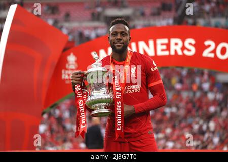 London, Großbritannien. 14.. Mai 2022. Divock Origi (L) feiert den Gewinn des FA Cup beim Emirates FA Cup Finale mit Chelsea gegen Liverpool im Wembley Stadium, London, Großbritannien, am 14. Mai 2022 Credit: Paul Marriott/Alamy Live News Stockfoto