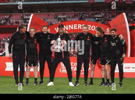 London, Großbritannien. 14.. Mai 2022. Jurgen Klopp (Manager von Liverpool) und seine Mitarbeiter im Hinterzimmer feiern den Gewinn des FA Cup beim Finale des Emirates FA Cup mit Chelsea gegen Liverpool am 14. Mai 2022 im Wembley Stadium, London, Großbritannien.Quelle: Paul Marriott/Alamy Live News Stockfoto