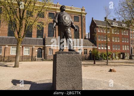 Amsterdam, Niederlande, Mai 2022. Die portugiesische Synagoge und die Statue des Hafenarbeiters in Amsterdam. Hochwertige Fotos Stockfoto