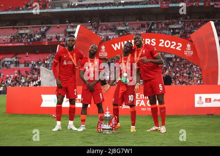 London, Großbritannien. 14.. Mai 2022. Divock Origi (L) Naby Keita (L) Sadio Mane (L) Ibrahima Konate (L) feiert den Gewinn des FA Cup beim Finale des Emirates FA Cup mit Chelsea gegen Liverpool im Wembley Stadium, London, Großbritannien, am 14. Mai 2022 Credit: Paul Marriott/Alamy Live News Stockfoto