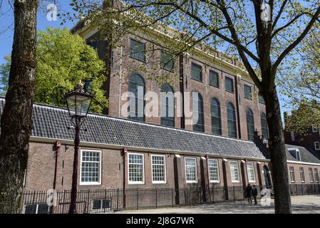 Amsterdam, Niederlande, Mai 2022. Die portugiesische Synagoge und die Statue des Hafenarbeiters in Amsterdam. Hochwertige Fotos Stockfoto