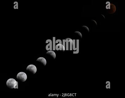 Mexiko-Stadt. 15.. Mai 2022. Diese Kombination von Fotos, die am 15. Mai 2022 aufgenommen wurden, zeigt den Mond in verschiedenen Stadien einer totalen Mondfinsternis in Mexiko-Stadt, der Hauptstadt Mexikos. Quelle: Francisco Canedo/Xinhua/Alamy Live News Stockfoto