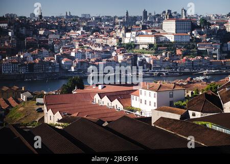 Blick auf den Douro-Fluss und Porto Ribeiro von den Dächern der Portweinkeller in Vila Nova de Gaia, Portugal. Stockfoto