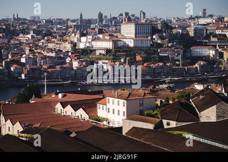 Blick auf das Ribeiro von Porto von den Dächern der Portweinkeller in Vila Nova de Gaia, Porto, Portugal. Stockfoto