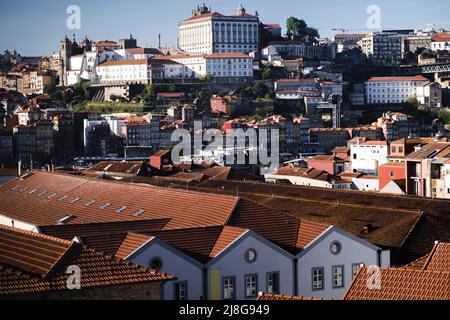 Blick auf das Ribeiro von Porto von den Dächern der Portweinkeller in Vila Nova de Gaia, Portugal. Stockfoto