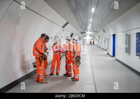 Arbeiter in der neuen Bankfiliale der Northern Line an der Monument Station in London. Bilddatum: Montag, 16. Mai 2022. Stockfoto