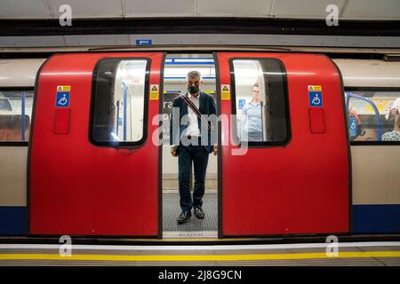 Sadiq Khan, der Bürgermeister von London, verlässt einen Zug auf der Bank-Filiale der Northern Line an der Monument Station in London. Bilddatum: Montag, 16. Mai 2022. Stockfoto