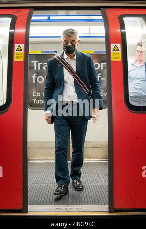 Sadiq Khan, der Bürgermeister von London, verlässt einen Zug auf der Bank-Filiale der Northern Line an der Monument Station in London. Bilddatum: Montag, 16. Mai 2022. Stockfoto