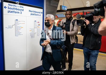 Sadiq Khan, der Bürgermeister von London, verlässt einen Zug auf der Bank-Filiale der Northern Line an der Monument Station in London. Bilddatum: Montag, 16. Mai 2022. Stockfoto
