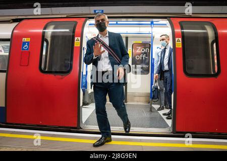 Sadiq Khan, der Bürgermeister von London, verlässt einen Zug auf der Bank-Filiale der Northern Line an der Monument Station in London. Bilddatum: Montag, 16. Mai 2022. Stockfoto