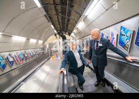 Sadiq Khan, Bürgermeister von London, und Andy Byford, Kommissar für Verkehr in London, eröffnen die Bank-Niederlassung der Northern Line am Monument Station in London. Bilddatum: Montag, 16. Mai 2022. Stockfoto