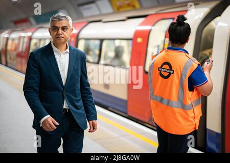 Sadiq Khan, der Bürgermeister von London, eröffnet die Bank-Niederlassung der Northern Line am Monument Station in London. Bilddatum: Montag, 16. Mai 2022. Stockfoto