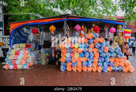 Colombo, Sri Lanka. 14.. Mai 2022. Ein Straßenhändler sortiert Laternen, um sie vor dem Vesak-Fest zu verkaufen.auch srilankische Buddhisten bereiten sich darauf vor, Vesak zu feiern, das an die Geburt Buddhas, seine Erlangung der Erleuchtung und sein Vergehen am Vollmondtag, der am 15.. Mai 2022 in Colombo Sri Lanka fällt, erinnert. (Bild: © Vimukti Embldeniya/Pacific Press via ZUMA Press Wire) Stockfoto