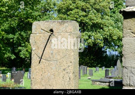 Die einzige bekannte keltische Cymric-Sonnenuhr auf einer 7.C-9.C Monolith St. Beunos Church Clynnog Fawr Llyn Peninsula Gwynedd Wales Cymru UK Stockfoto